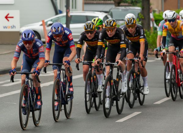 How can professional cyclists optimize their training for multi-stage races?