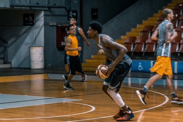 How can UK basketball players enhance their performance through proper hydration strategies?